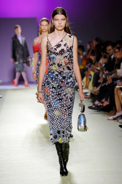 Look 18